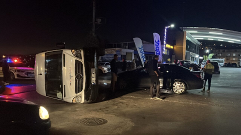 Otomobille çarpışan servis minibüsü devrildi; sürücü yaralandı