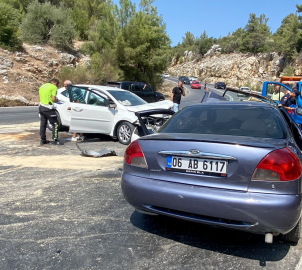 Otomobiller çarpıştı: 8 yaralı