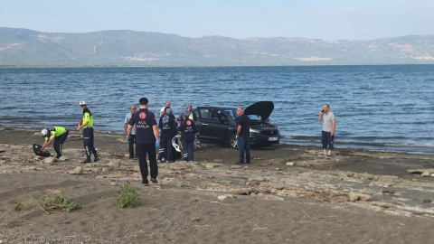 Yakıt dökülen yolda kayan otomobil İznik Gölü’ne uçtu