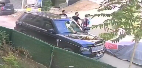 Çocuklarının gözü önünde babaya tokat atan cip sürücüsüne mahalleliden tepki