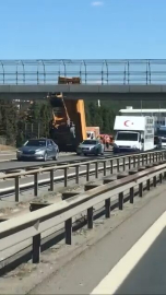 İstanbul- Sultanbeyli'de damperi açılan TIR üst geçide çarptı: Şoför yaralandı