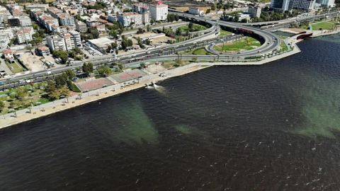 İzmir Körfezi'nde kirlilik ve kötü koku sürüyor