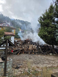 Bolu'da tarihi konak yandı (2)