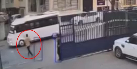 El freni çekilmeyen minibüsü koşarak durdurup park etti; o anlar kamerada