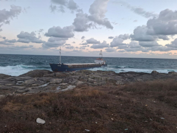 Kuru yük gemisi karaya oturdu; mürettebat kurtarıldı (3)