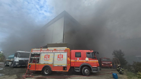 Trabzon’da alışveriş merkezindeki yangında alevler yeniden yükseldi (4)