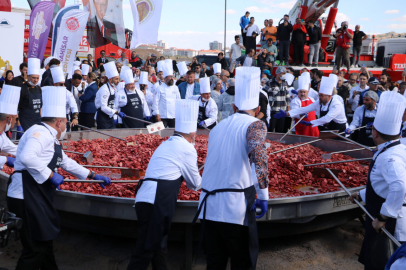 Afyon'da 1930 kilo ağırlığındaki sucuklu yumurtayla dünya rekoru kırıldı