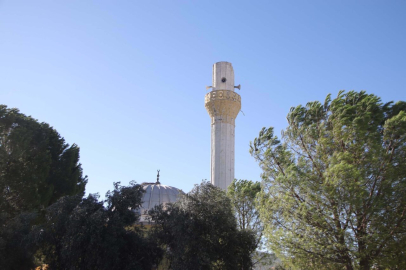 Muğla'da fırtına; minarenin külahı ile evlerin çatıları uçtu, ağaçlar devrildi