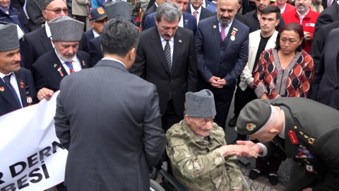 Samsun'daki törenlere tekerlekli sandalyesiyle katılan 87 yaşındaki 'Kore Gazisi'ne vefa