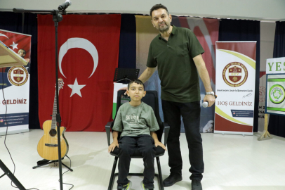 SMA’lı Salih, müzik öğretmeni babasıyla okullarda konser veriyor