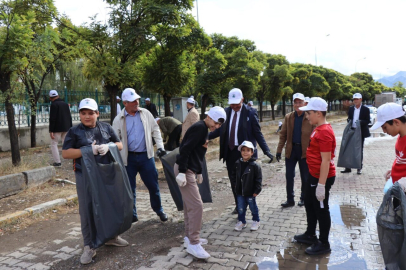 Dünya Temizlik Günü'nde sokaklardaki izmaritleri ve çöpleri topladılar