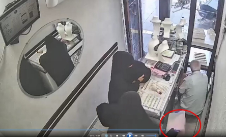 Kuyumcunun dikkatini dağıtıp, 2,5 kilogram altın çaldılar