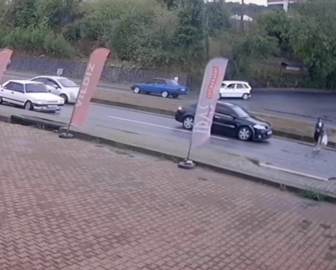 Yaya için durdurulan otomobile, başka araç çarptı; kaza kamerada