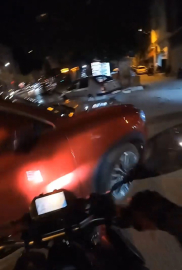 Cipe çarpan motosikletin sürücüsü yaralandı; kaza kask kamerasında