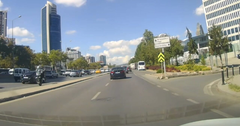 İstanbul- Ataşehir'de motosikletlinin tek teker üzerinde tehlikeli yolculuğu kamerada
