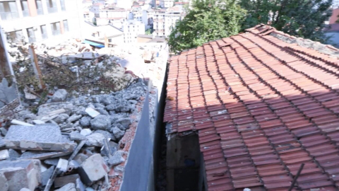 İstanbul- 'Çürük' raporlu bina yıkıldı, yanındaki gecekondu nedeniyle evleri yapılamıyor