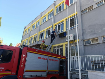 Manisa'da okulda mahsur kalan 3 öğrenciyi itfaiye kurtardı
