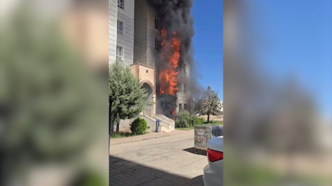 7 katlı apartmanın giriş katındaki dairede çıkan yangın söndürüldü