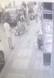 İstanbul-Ataşehir'de düğün konvoyundakilere tepki gösterdi, engelli kızının yanında darbedildi