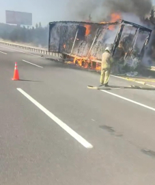 İstanbul-Sarıyer'de TIR dorsesi alev alev yandı