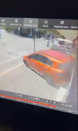 Sürücüsünün el frenini çekmeyi unuttuğu otomobil kuyumcu dükkanına çarptı