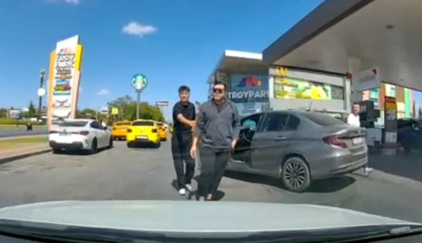 Trafikte tartıştığı sürücünün üzerine yürüdü; o anlar kamerada