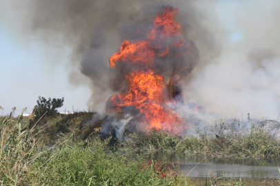 Antalya’da yangın; kano ve tekneden hortumla su sıkıp söndürmeye çalıştılar