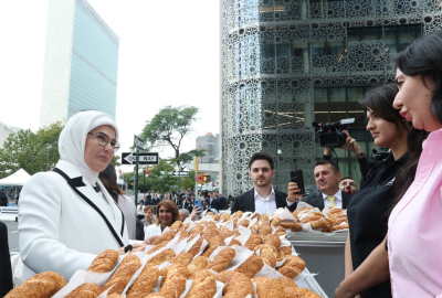 Emine Erdoğan, Türkevi'nin yakınına kurulan simit standını ziyaret etti