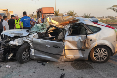İnfaz koruma memurlarının bulunduğu otomobil, hafriyat kamyonuna çarptı; 2 ölü, 1 yaralı