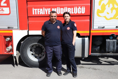 İtfaiyeci çift, alevlerle savaşıyor