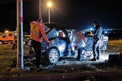 Kars'ta kereste yüklü kamyonla çarpışan otomobilin sürücüsü öldü