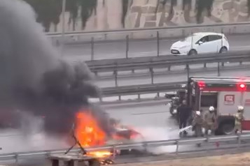 Üsküdar’da seyir halindeki otomobil alev alev yandı