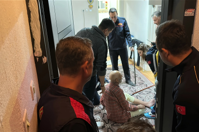 Evinde yere düşen 80 yaşındaki kişiyi, balkondan içeri girip kurtardılar
