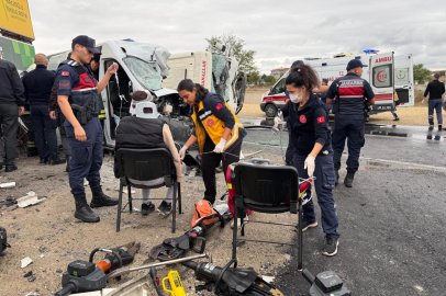 Tekirdağ'da kamyon ile işçi servis minibüsü çarpıştı: 3 ölü, 9 yaralı