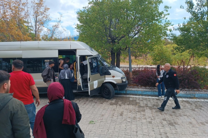 Dolmuş, kampüste ağaca çarptı; 13 öğrenci yaralı