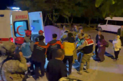 Kayalıklardan düştü, 1,5 saat sedye ile taşınarak hastaneye ulaştırıldı