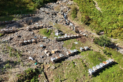 Artvin’de selde arı kovanları da zarar gördü