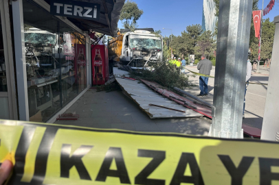 Freni boşaldığı öne sürülen kamyon 7 iş yerine çarptı