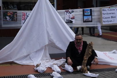 Gazze’de ölen bebeklere dikkat çekmek için kefenli eylem yaptı