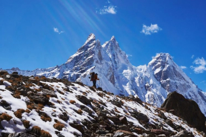 Everest Dağı'nda kar fırtınası nedeniyle yaklaşık 1000 kişi mahsur kaldı