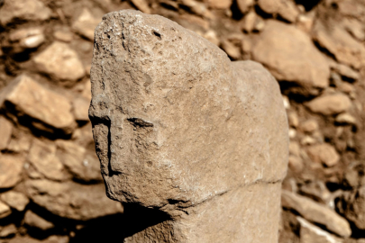 Karahantepe'de insan yüzlü dikilitaş bulundu