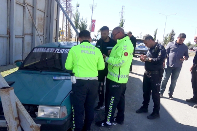 Polisten kaçıp, otomobilini reklam tabelasının arkasına gizledi ancak cezadan kurtulamadı