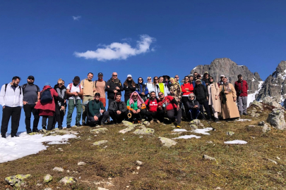 Rizeli doğaseverlerden Kaçkar Dağları eteklerinde zorlu yürüyüş