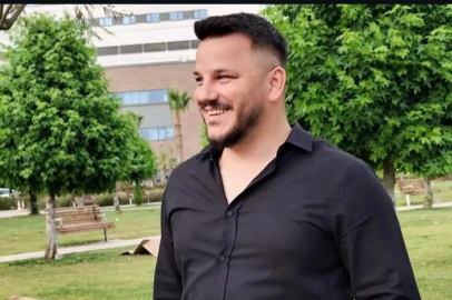 Trafikte sıkıştırılan otomobilin çarptığı motosikletin sürücüsü kurtarılamadı