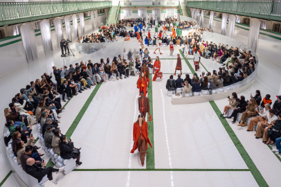 Lacoste, İlkbahar/Yaz 2026 koleksiyonunu Lycée Carnot’nun simgesel mekanı Hall Eiffel’de