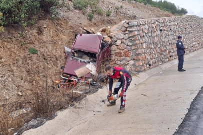 Otomobil istinat duvarına çarptı; 1 ölü, 1 yaralı