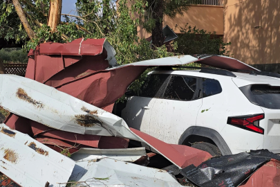 Adana'da fırtına nedeniyle 2 okulun çatısı uçtu, park halindeki araçlar hasar gördü