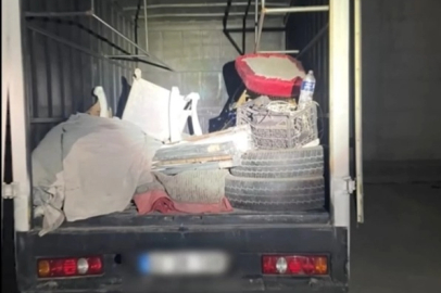 Kamyonetteki gizli bölmede 11 kaçak göçmen yakalandı: 2 tutuklama
