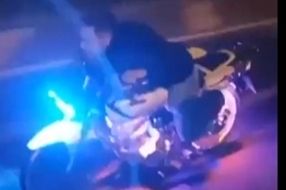 Motosikletini yüzüstü üzerine uzanarak kullanan sürücüye 49 bin TL ceza