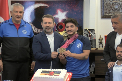 Muhammet Furkan Özbek, halterde 15 yıl sonra ilk dünya şampiyonu oldu